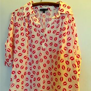 Karen Kane Lipstick print Tunic w/ 3/4 sleeves. Crystal buttons EUC